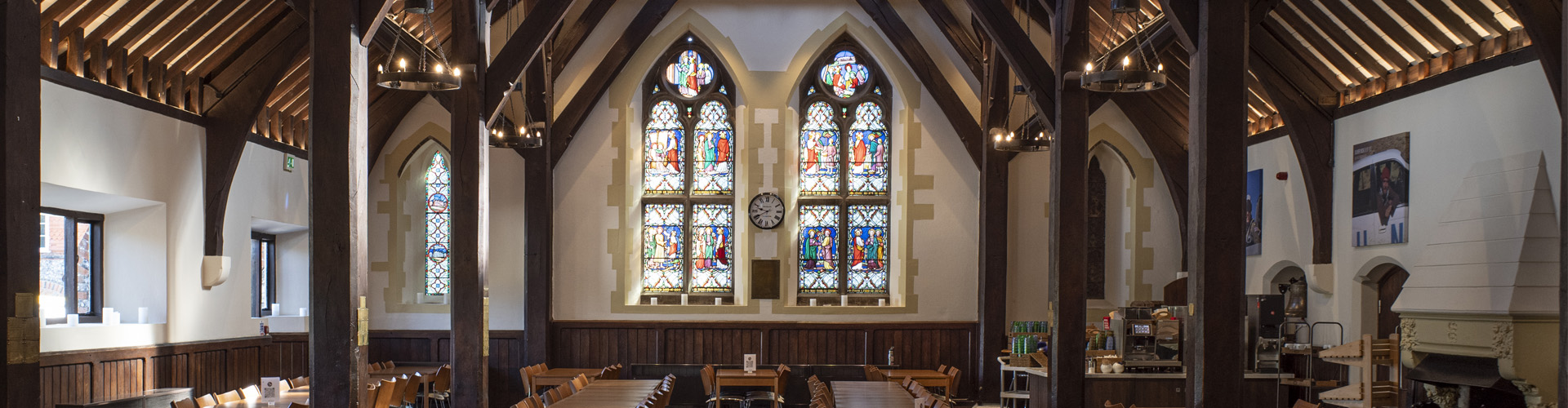 Chiunque leggendo i libri di Harry Potter abbia immaginato i luoghi descritti dalla Rowling dovrebbe seriamente organizzare una visita presso il Bardfield College di Reading così da provare sulla propria pelle l’emozione di immergersi in un luogo magico.